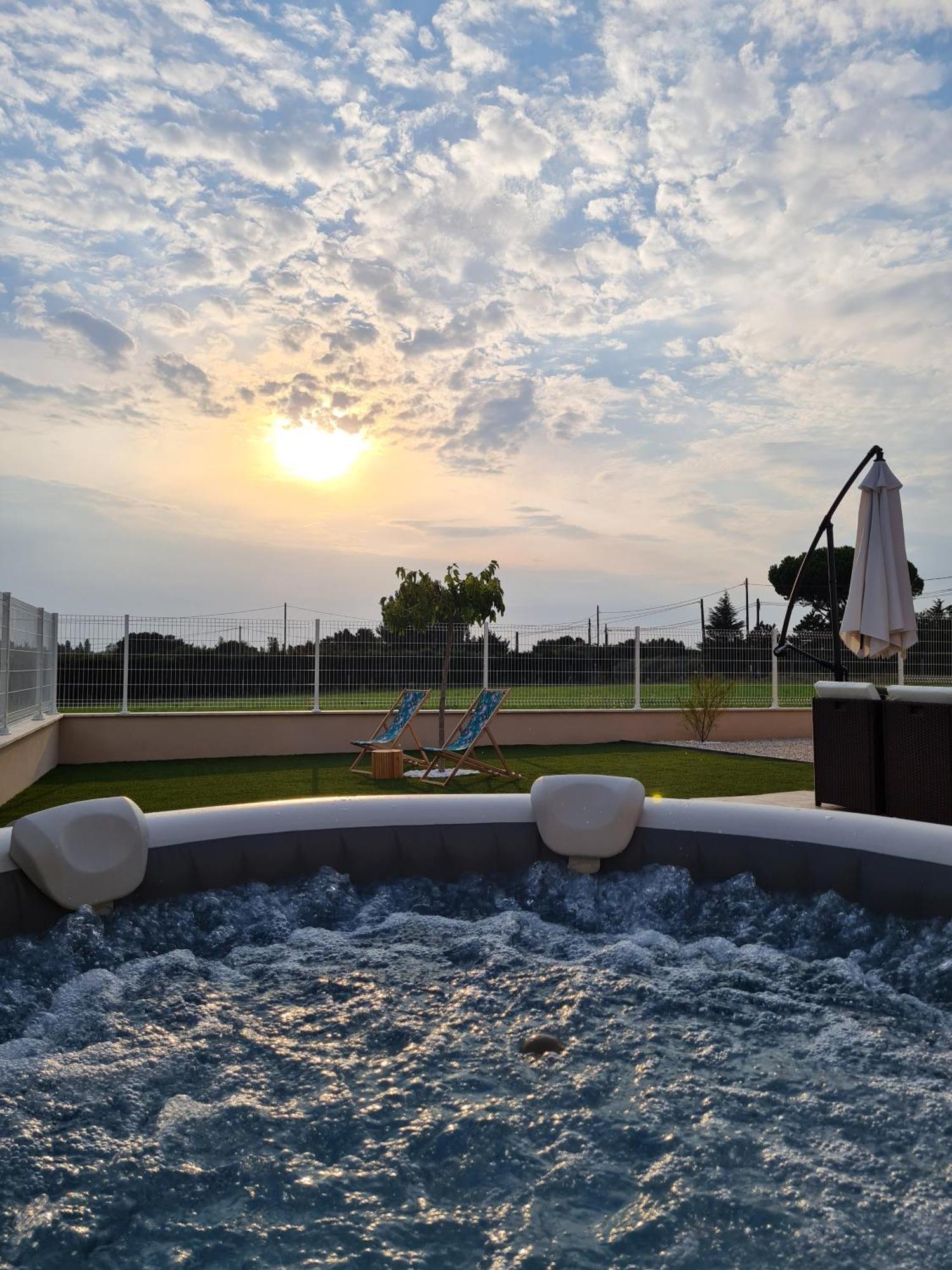 Paquerette Villa อาร์ลส์ ภายนอก รูปภาพ